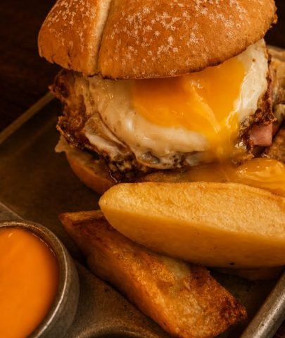Hamburguesa con huevo y papas rústicas