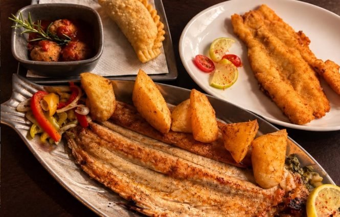 Pescado a la parrilla, milanesa de pescado, empanada y papas