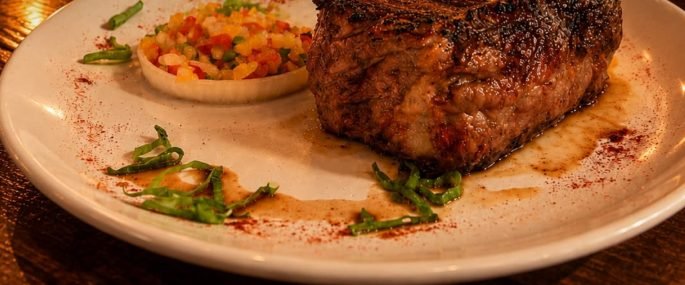 Bife con salsa criolla